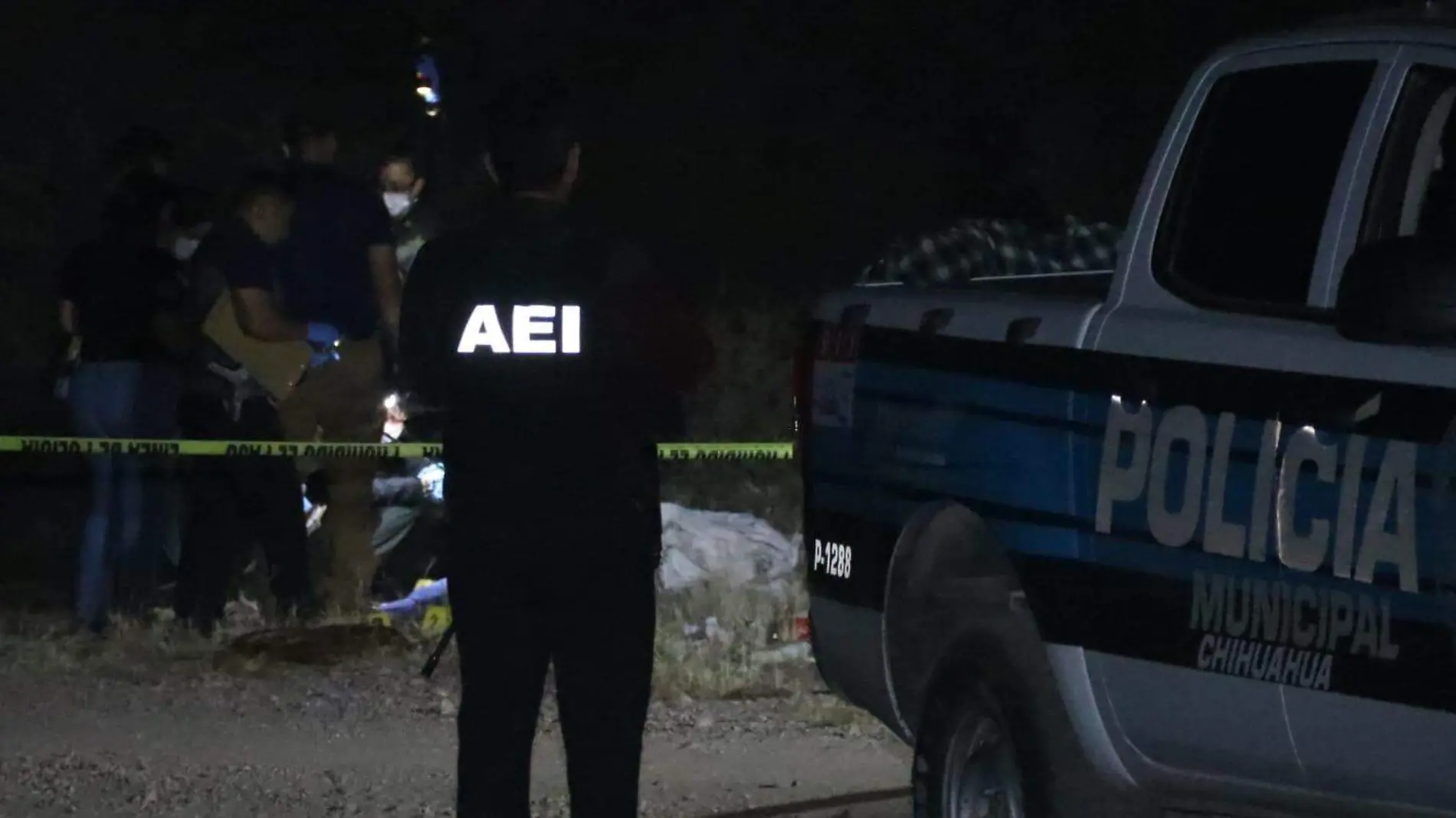 mujer sin vida en la carretera a Juárez